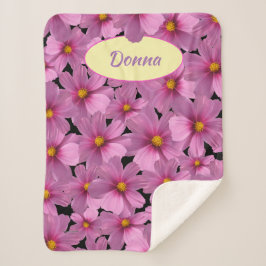 Cobertor Sherpa Design de Flor do Cosmos Roxo em um Fundo Preto