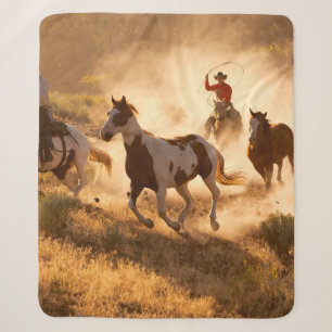 Cobertor Sherpa Dois cowboys ocidentais andando a cavalo, a papar