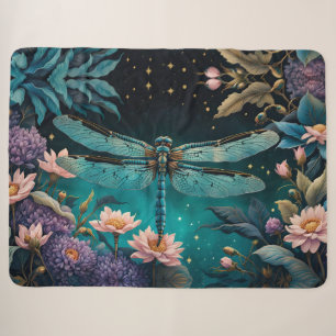 Cobertor Sherpa Dragonfly em um jardim floral à noite