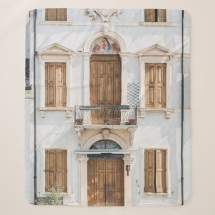 COBERTOR SHERPA EDIFÍCIO BRANCO CONCRETO COM PORTAS DE MADEIRA E