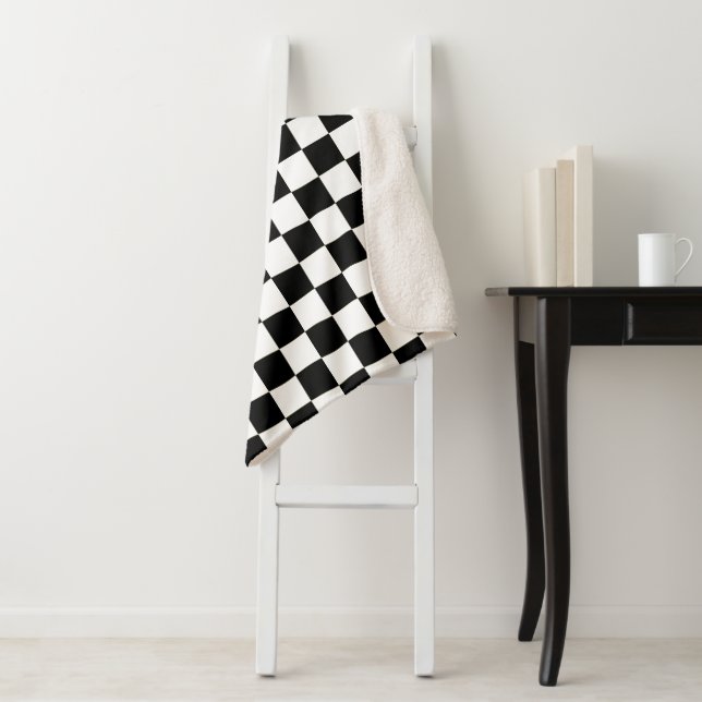 Cobertor Sherpa Elegant White and Black Square Pattern (In Situ)