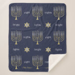 Cobertor Sherpa Elegante Menorahs Sherpa Hanukkah Blanket/Médio<br><div class="desc">"Hanukkah Menorahs" Sherpa Fleece Blanket/Medium Personalize eliminando "As Canecas de cerveja... 20XX" e adicionando sua própria mensagem. Escolha seu estilo, tamanho e cor de fonte favoritos. (Ou simplesmente apagar texto :) Design e texto podem ser reposicionados e redimensionados para ajustado dos cobertores grandes, médios e pequenos do Sherpa Fleece. A...</div>