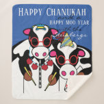 Cobertor Sherpa Feliz Chanukah Moo Sherpa Blanket/Médio<br><div class="desc">Personalize "Happy Chanukah and Happy Moo Year" Sherpa Fleece Blanket/Medium Personalize, excluindo texto e adicionando sua própria mensagem. Escolha seu estilo, tamanho e cor de fonte favoritos. Tamanho: Meio-Encosto para aquecer e confortar no nosso cobertor mais luxuoso ainda, os cobertores da Sherpa. Perfeito para aquelas noites quando seu bebê diz...</div>