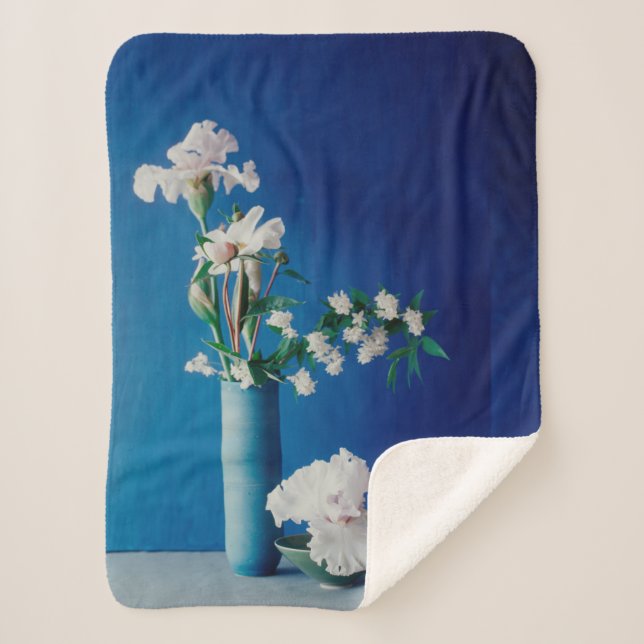 Cobertor Sherpa Flores | Íris branca em Vase (Frente)