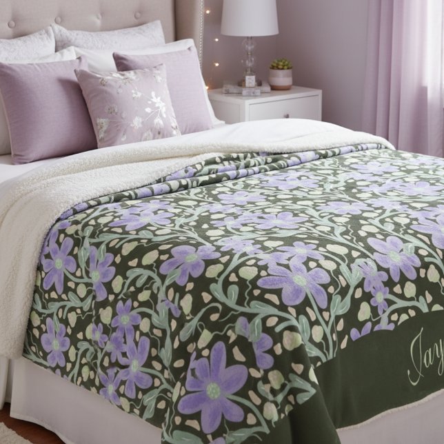 Cobertor Sherpa Flores Roxos Entre Vinhas (Feminine purple lilac flowers with vines are both pretty and whimsical. Great for any girls room.)