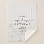 Cobertor Sherpa Fosco Pines Rustic The New Mr & Mrs Newlyweds<br><div class="desc">Fosco Pinheiros Brancos Rústicos Cordilheiras Brancas Neves Design de Inverno com Pinheiros Pintados à Mão, Fundo de Textura de Papel Aquoso, Cinzas Brancas e paleta de cores preta. Perfeito para um casamento no inverno, ou um lugar ao ar livre com fontes modernas de script de escova de chic, e um...</div>