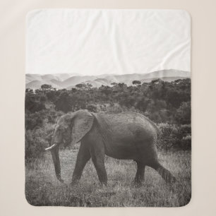 COBERTOR SHERPA FOTO GRAYSCALE DE CINZA ELEFANTE PERTO DAS ÁRVORE