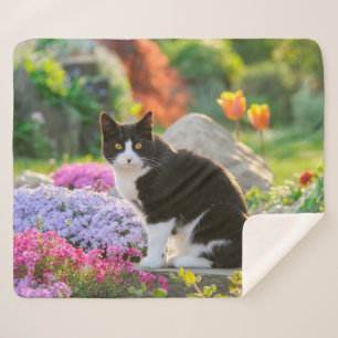 Cobertor Sherpa Gato branco preto e bonito em um jardim de flores