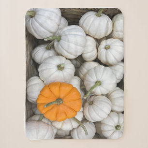 Cobertor Sherpa Ghost Pumpkins com uma laranja esgueirada