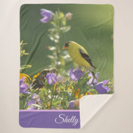 Cobertor Sherpa Goldfinch em uma Flor Harebell