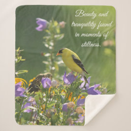 Cobertor Sherpa Goldfinch em uma Flor Harebell