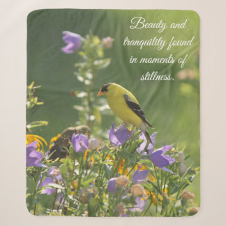 Cobertor Sherpa Goldfinch em uma Flor Harebell
