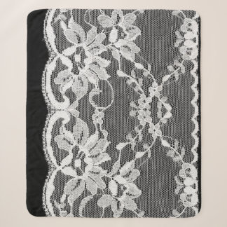 Cobertor Sherpa Lace floral branco: fundo preto.