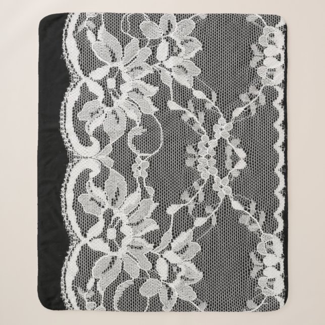 Cobertor Sherpa Lace floral branco: fundo preto. (Frente)