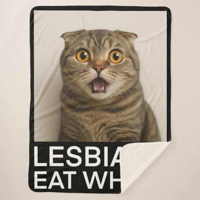 Cobertor Sherpa Lesbians Eat What Funny (Frente)