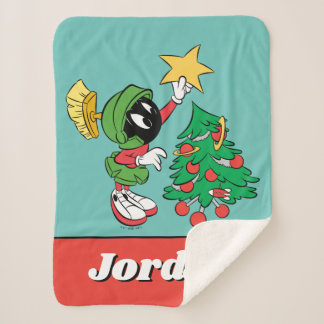 Cobertor Sherpa MARVIN THE MARTIAN™ colocando estrela na árvore