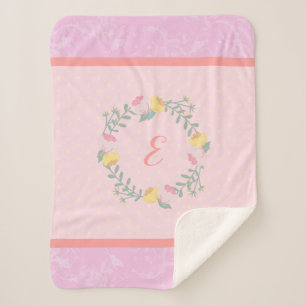 Cobertor Sherpa Menina Pastel Rosa e Monograma Floral de Lavanda