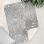Cobertor Sherpa Metálico Personalizado Da Glitter De Prata Glam<br><div class="desc">Personalize facilmente este metal escovado prateado e um cobertor de sherpa com padrão de brilho glamouroso com seu próprio nome personalizado.</div>