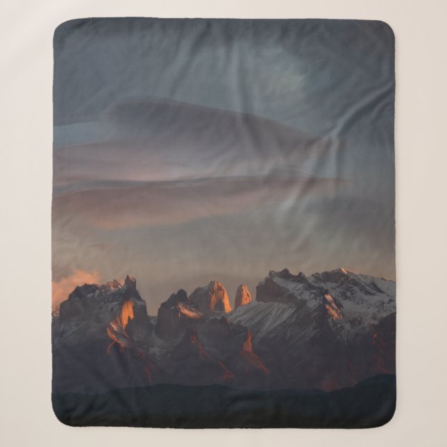 COBERTOR SHERPA MONTANHA ROCKY SOB NUVENS DE CINZA (Frente)