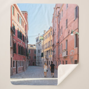 Cobertor Sherpa Mulher de jaqueta preta caminhando na calçada em 