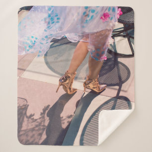 Cobertor Sherpa Mulher de saia floral branca rosa e verde e mano