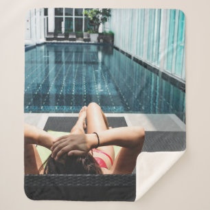 Cobertor Sherpa Mulher deitada no salão castanho