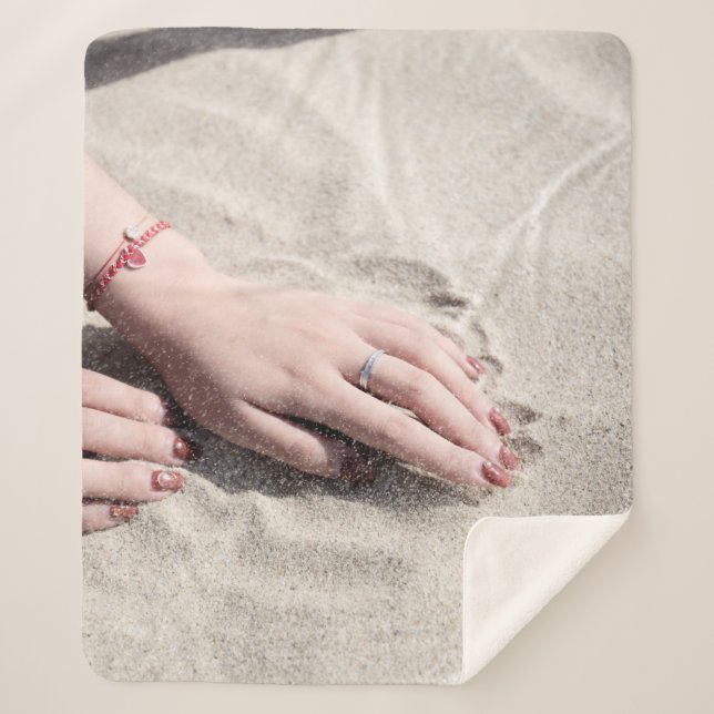 Cobertor Sherpa Mulher deitada sobre areia branca (Frente)