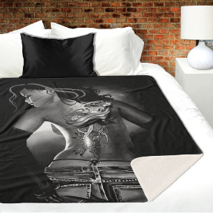 Cobertor Sherpa Mulher Dragão Tatuada de Preto e Branco Edgy