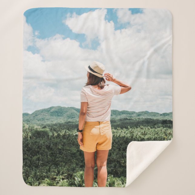 Cobertor Sherpa Mulher parada perto das árvores (Frente)