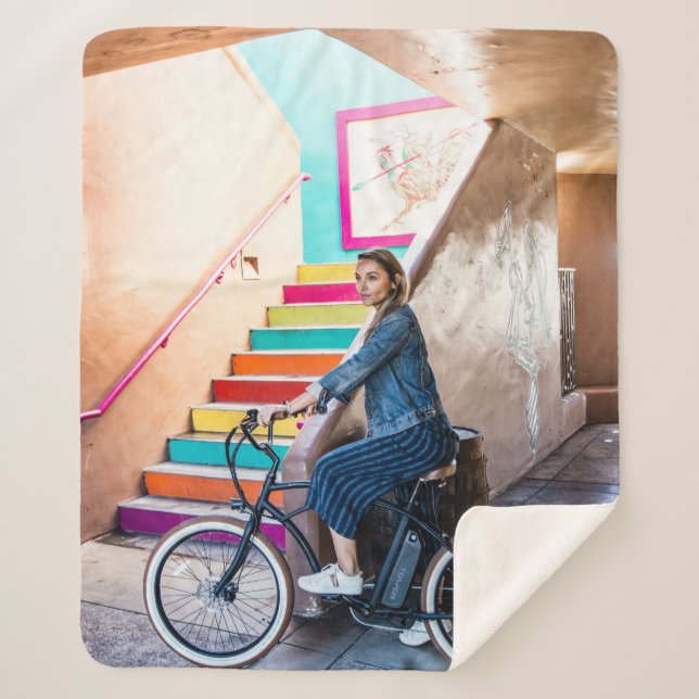 Cobertor Sherpa Mulher vestindo jaqueta de denim azul e shorts  (Frente)