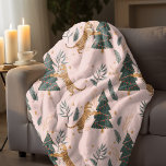 Cobertor Sherpa "Natais vintages Tigre com Pink de Árvore de Natal<br><div class="desc">Enrole-se no charme dos feriados com este Tigre Natal vintage com o cobertor cor-de-rosa de árvore de Natal. Apresentando um tigre vintage-estilo cercado por decoração festiva de férias em um fundo rosa macio, este cobertor adiciona um toque acolhedor e brincalhão às suas celebrações sazonais. Perfeito por ser apanhado pelo fogo...</div>
