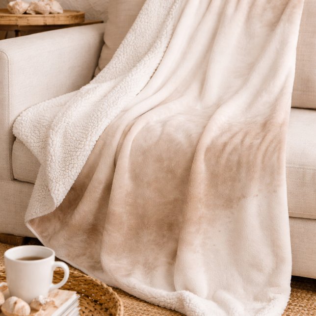 Cobertor Sherpa Nevoa de Taupe de Marfim (Coastal neutral design with airy mist texture print and champagne detail.)
