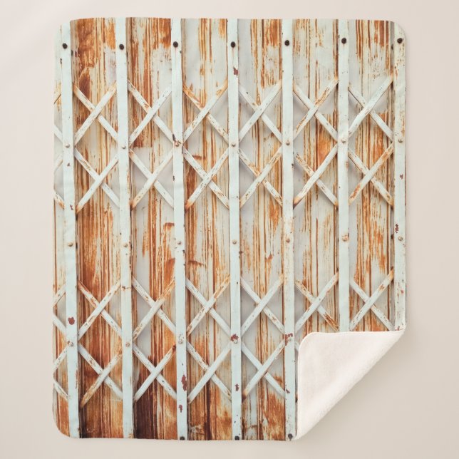 Cobertor Sherpa Old iron door panels are rusted. abstract,antique, (Frente)