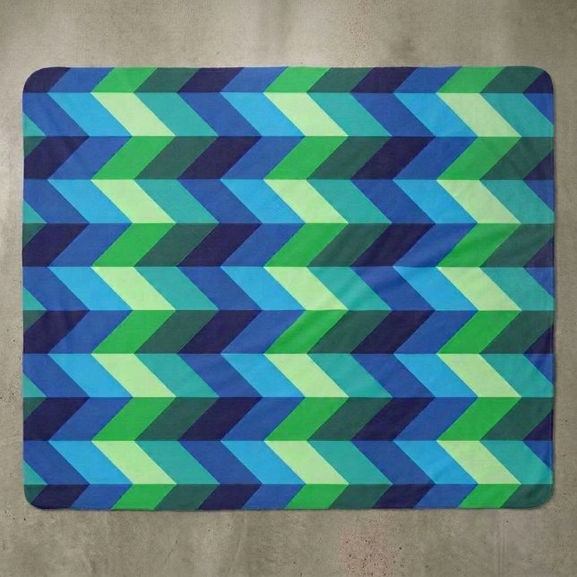 Cobertor Sherpa Ombre Azul Verde Chevron Médio (Blue Green Ombre Chevrons Medium Sherpa Blanket displayed on a floor.)