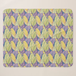 Cobertor Sherpa Padrão Floral Ornamental Verde Roxo Amarelo.