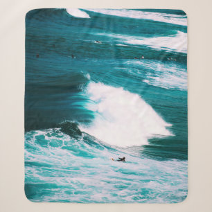 Cobertor Sherpa Pessoa no surfboard com ondas oceânicas