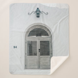 COBERTOR SHERPA PORTA DE MADEIRA DE CINZA FECHADA ABAIXO DO CONCEI