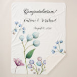 Cobertor Sherpa Romance Botânico Suave De Casamento Floral Elegant<br><div class="desc">Este elegante design apresenta uma disposição graciosa de elementos florais pintados manualmente em tons suaves e pastéis. A design apresenta delicados botões brancos, florescentes azuis e uma flor vibrante de magnólia, todos colocados contra um fundo de cinza macia. Os sotaques florais minimalistas evocam uma sensação de beleza e romance eterno,...</div>