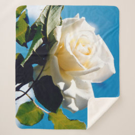 Cobertor Sherpa Rosa branca sob o céu azul