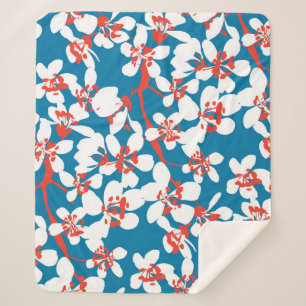 Cobertor Sherpa Sakura branca, padrão de fundo azul clássico.