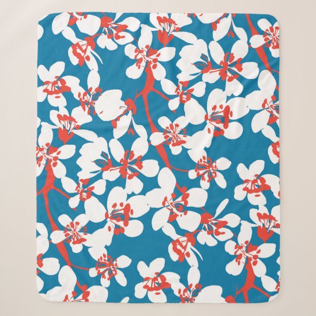 Cobertor Sherpa Sakura branca, padrão de fundo azul clássico. (Frente)