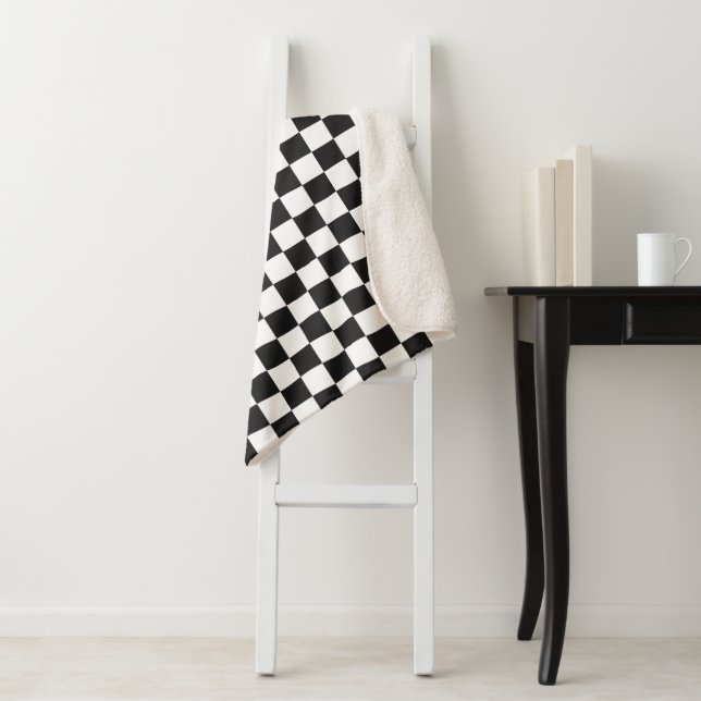 Cobertor Sherpa Sophisticated Black and White Checkered Pattern (In Situ)