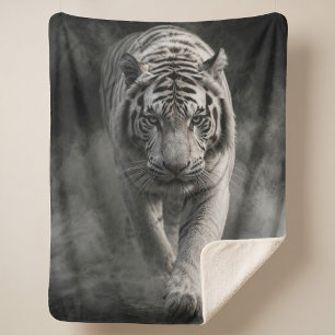 Cobertor Sherpa Tigre Branco Caminhando Através da Fumaça