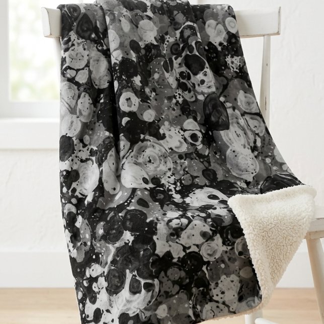Cobertor Sherpa Tinta de Mármore Preto e Cinza Abstrata Moderna (A plush sherpa blanket with a swirling ink pattern, perfect for a cozy movie night at home.)