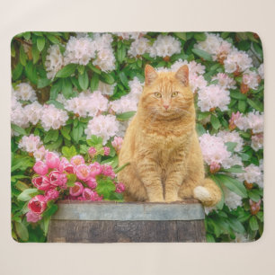 Cobertor Sherpa Um Gato Laranja num Jardim com Flores de Mola Rosa