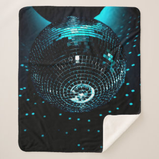 Cobertor Sherpa Uma bola de disco brilhante pendura sobre um fundo