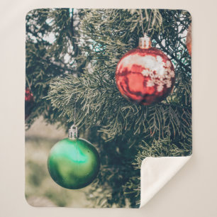 Cobertor Sherpa Uma decoração colorida de Natal em uma árvore. Vi