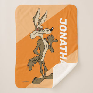 Cobertor Sherpa WILE E. COYOTE™ com aparência orgulhosa