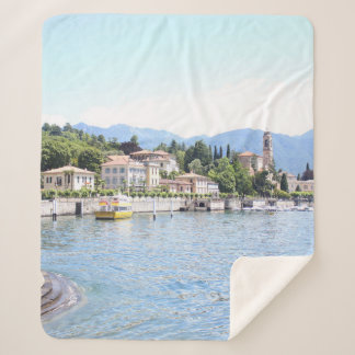 COBERTOR SHERPA YELLOW BOAT DOCKED NEAR BUILDING