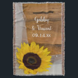 Cobertor Sunflower and Bridal Veil País Casamento Keepsaokê<br><div class="desc">Personalize o encantador Jremor de Casamento de Sunflower e Veil Bridal com os nomes da noiva e da data da cerimônia de noiva e casamento para criar um presente de guardiã para uma festa de noivado, chá de panela ou casamento. Este cobertor casual, porém clássico, do tema rústico fazenda, apresenta...</div>